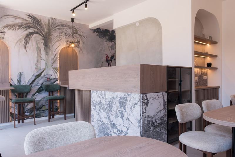 Lounge prostor sa šankom